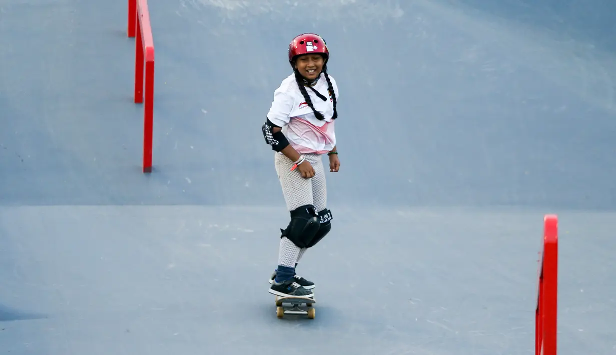 Skateboarder Indonesia Aliqqa Novvery pada sesi latihan jelang Asian Games 2018 di arena roller sport Jakabaring Sport City, Palembang, Senin (27/8). Aliqqa (9) merupakan atlet termuda pada ajang olah raga Asian Games. (ANTARA FOTO/INASGOC/M N Kanwa)