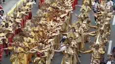 Peserta menggunakan pakaian tradisional turut meramaikan pawai obor Asian Para Games 2018 di Jakarta, Minggu (30/9). Nantinya api obor ini akan diarak di 17 titik lokasi di Ibu Kota. (Liputan6.com/Herman Zakahria)