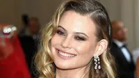 Jalan Lagi di Catwalk, Behati Prinsloo Semringah