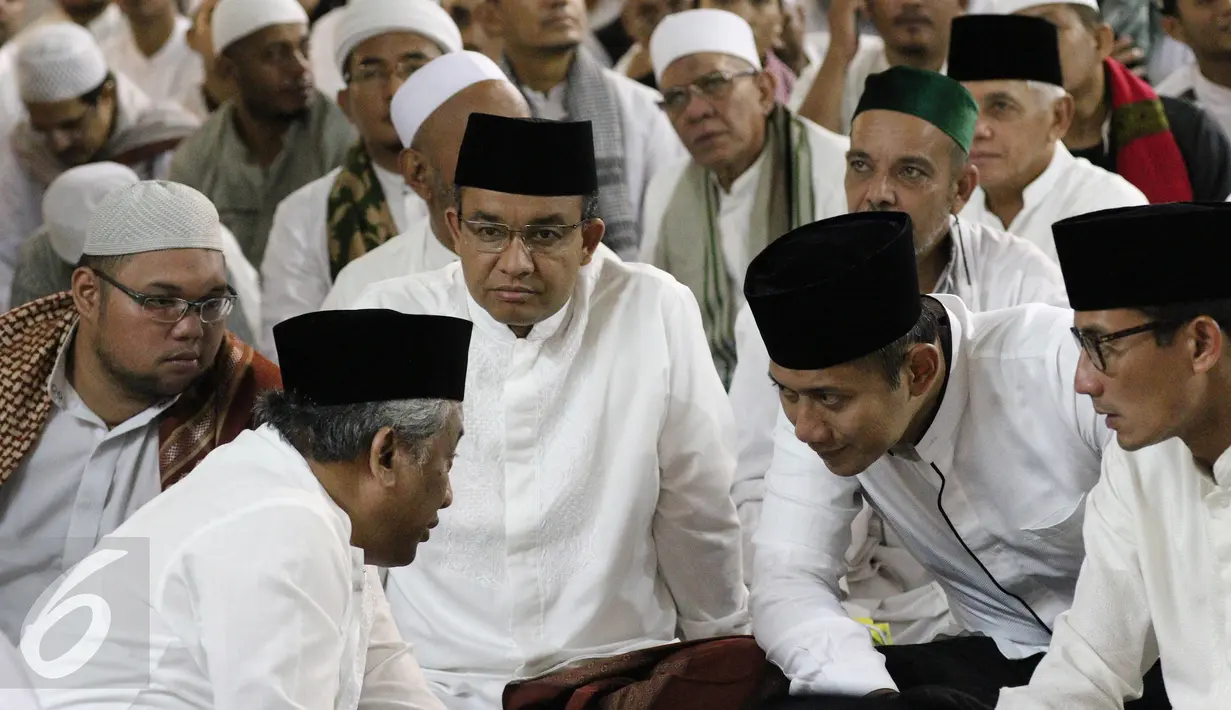 Pasangan Cagub DKI Jakarta No 3 Anies - Sandiaga, Cagub Agus Yudhoyono dan mantan Mendikbub M Nuh sedang berbincang di Masjid Istiqlal, Jakarta, Sabtu (11/2). (Liputan6.com/Herman Zakharia)