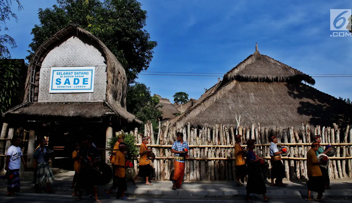 "Welcome to Sasak Village, Sade, Rembitan, Lombok." begitulah tutur para pemuda yang mengenakan pakaian adat berada di depan gerbang rumah adat Sasak di tepian jalan di Lombok, NTB. (Liputan6.com/Angga Yuniar)