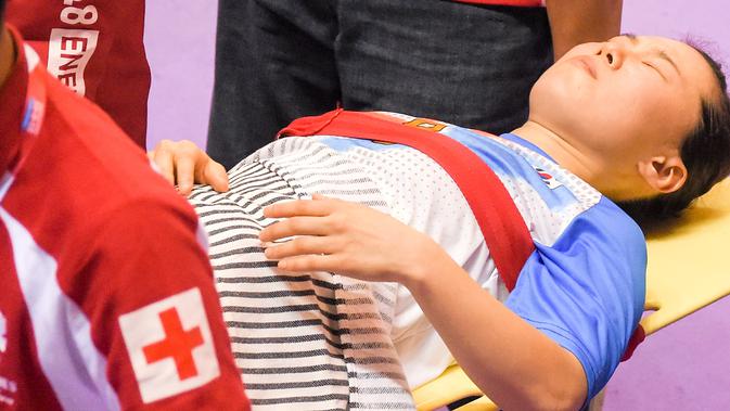 Atlet sepak takraw putri Korea Selatan, Seonghee Yu ditandu petugas medis saat akhir pertandingan sepak takraw beregu putri Asian Games 2018 di GOR Ranau, Palembang, Sumatra Selatan, Rabu (22/8). (ANTARA FOTO/INASGOC/Nova Wahyudi/nz/18)