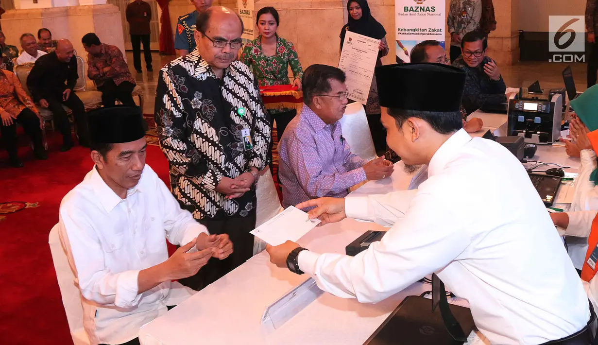 Presiden Joko Widodo menerima bukti setor zakat di Istana Negara, Jakarta, Rabu (14/6). Dari tanda bukti tersebut, terlihat nominal zakat yang dibayarkan Jokowi, yakni Rp 45.000.000. (Liputan6.com/Angga Yuniar)