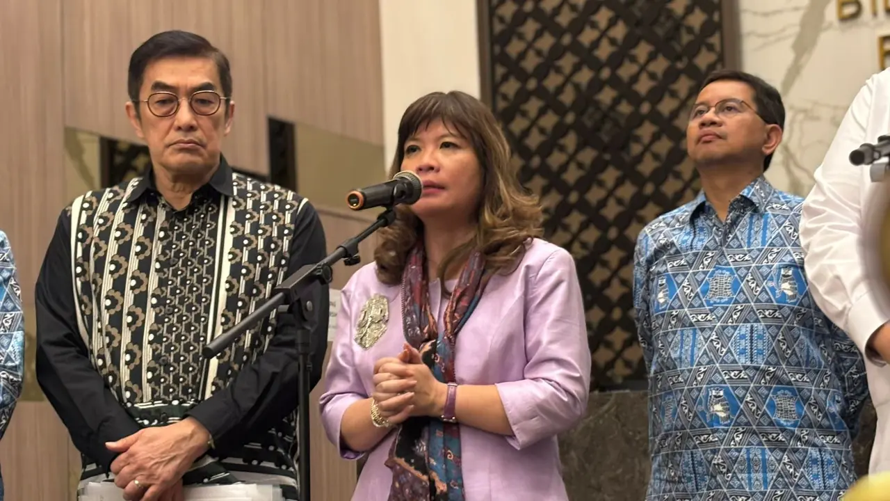 Ketua Umum Asosiasi Pengusaha Indonesia (Apindo) Shinta Kamdani merespons tuntutan  serikat buruh yang meminta kenaikan UMP 2025. (Tira/Liputan6.com)