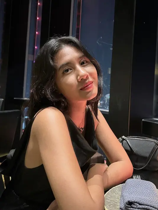 Shenina pun memoles wajahnya dengan riasan natural dengan rambut terurai tanpa poninya. Credit: (@angga)