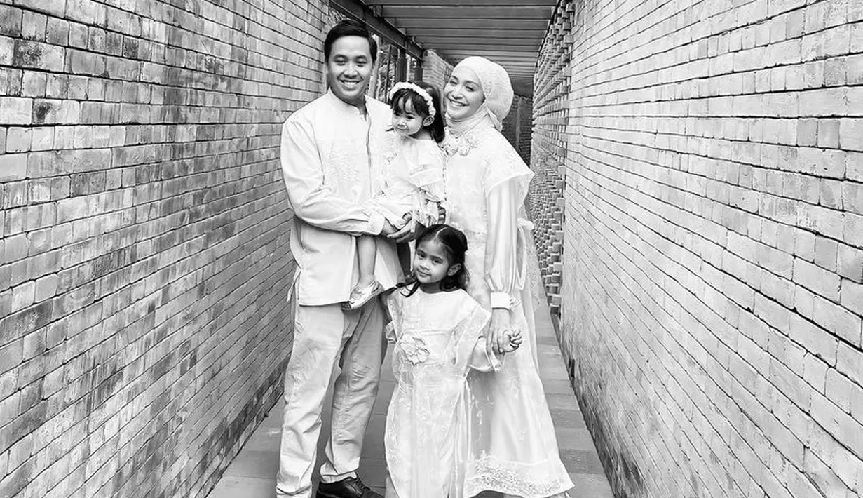 Saat mengucapkan selamat puasa, Caca mengunggah potret dirinya mengenakan kerudung lengkap bersama keluarga kecilnya tersebut. (@cacatengker)