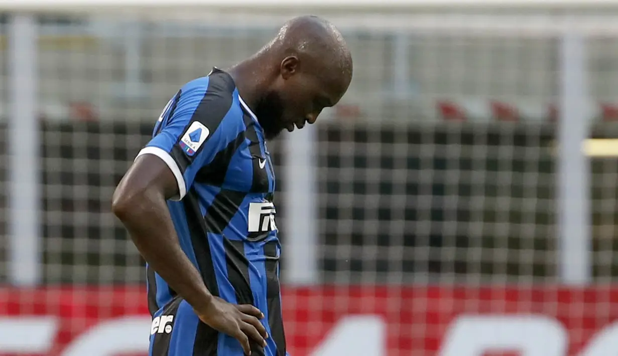Striker Inter Milan, Romelu Lukaku, tampak kecewa usai ditaklukkan Bologna pada laga Serie A di Stadion Giuseppe Meazza, Minggu (5/7/2020). Inter Milan kalah 1-2 dari Bologna. (AP/Antonio Calanni)