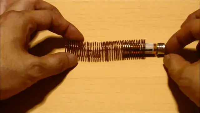 Begini cara mendasar untuk menciptakan kereta listrik magnetik menggunakan percobaan sederhana.