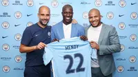 Pelatih Pep Guardiola (kiri), memperkenalkan Benjamin Mendy (tengah) sebagai penggawa baru Manchester City. (Twitter Manchester City)
