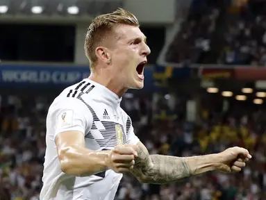 Gelandang Jerman, Toni Kroos, merayakan gol yang dicetaknya ke gawang Swedia pada laga grup F Piala Dunia di Stadion Fisht, Sochi, Sabtu (23/6/2018). Gol injury time dirinya beri kemenangan untuk Jerman. (AP/Frank Augstein)