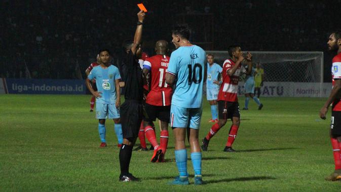 Striker Persela Lamongan, Alex dos Santos Goncalves, harus menerima kartu merah di laga pekan pertama Shopee Liga 1 2019 yang digelar di Stadion Surajaya, Lamongan, Jumat (17/5/2019). (Bola.com/Zaidan Nazarul)