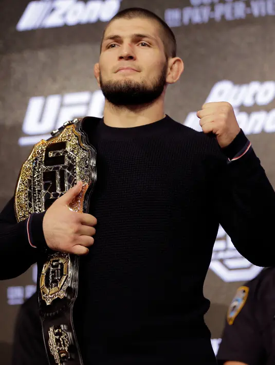 Khabib Nurmagomedov berpose dengan sabuk miliknya jelang konferensi pers di New York, AS (20/9). Nurmagomedov akan bertarung untuk pertama kalinya mempertahankan sabuk juara kelas ringan di UFC 229 melawan McGregor. (AP Photo/Seth Wenig)