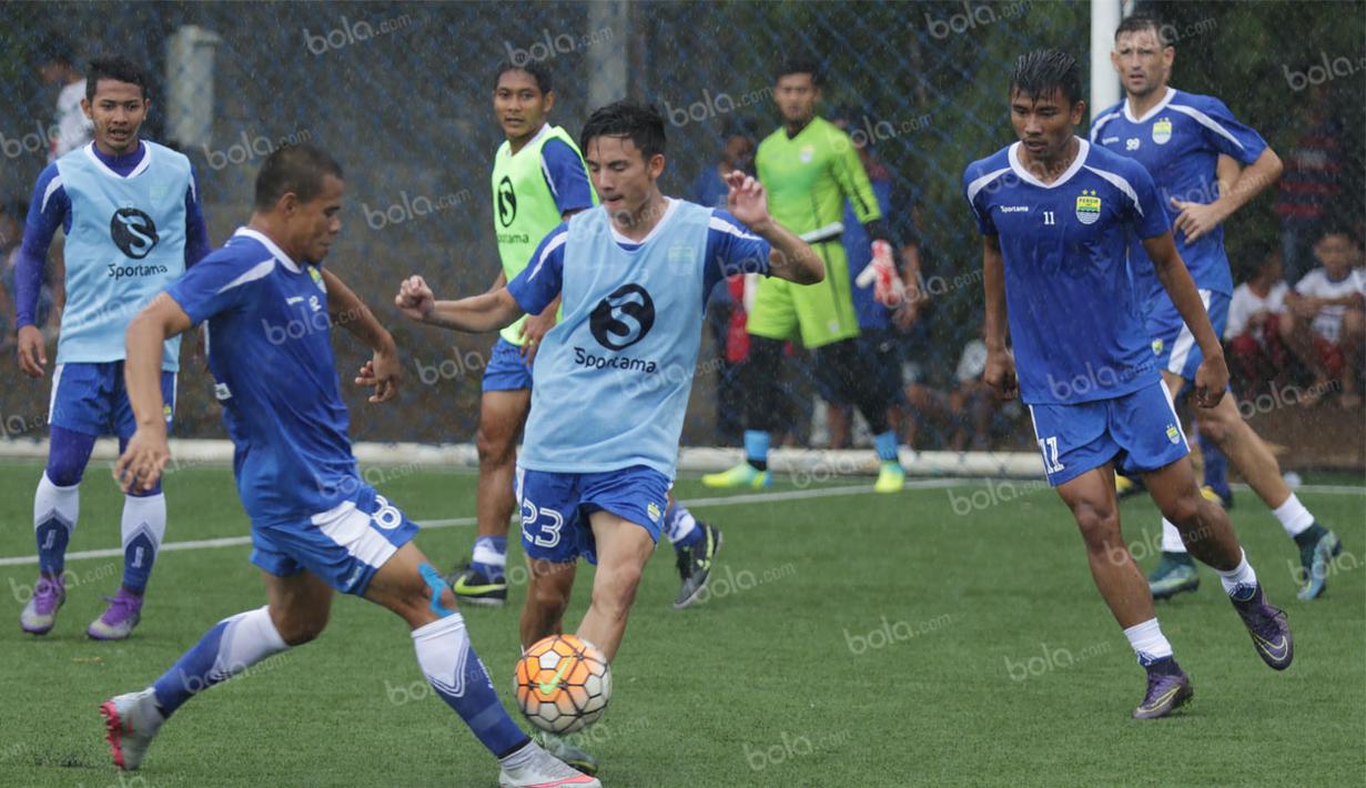 Gelandang Persib, Kim Kurniawan, berebut bola dengan Tantan, saat latihan di Lapangan Progresif, Bandung, Senin (3/5/2016). (Bola.com/Vitalis Yogi Trisna)