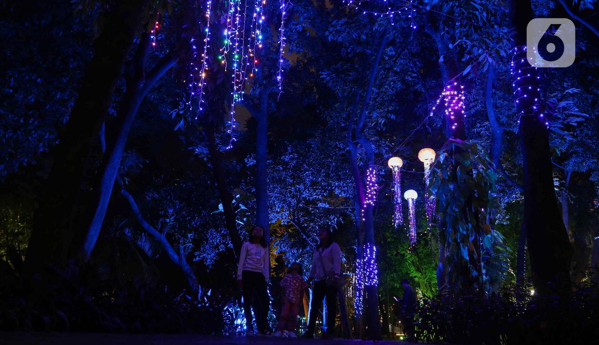 Warga mengunjungi Jakarta Lights Festival di Taman Sumenep, Jakarta, Jumat (23/12/2022). Pemprov DKI Jakarta menggelar acara Jakarta Lights Festival sebagai rangkaian perayaan Natal dan Tahun Baru (Nataru) 2023. (Liputan6.com/Herman Zakharia)