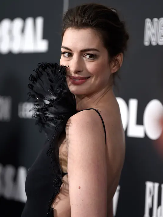 Pose aktris Anne Hathaway di karpet merah premiere film 'Colossal' di New York City, AS, Selasa (28/3). Gaun koleksi musim semi 2006 Armani itu hadir dengan dekorasi tulle lipit berbordir pada bagian strap. (Photo by Evan Agostini/Invision/AP)