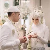 Citra Kirana jadi salah satu artis yang mengenakan busana adat sunda hijab saat menikah. Ketika akad ia mengenakan kebaya putih yang memiliki detail mantik-manik dipadukan kain lilit batik didominasi warna putih dan cokelat. Ia pun lengkap mengenakan siger di atas kerudung putihnya. @citraciki