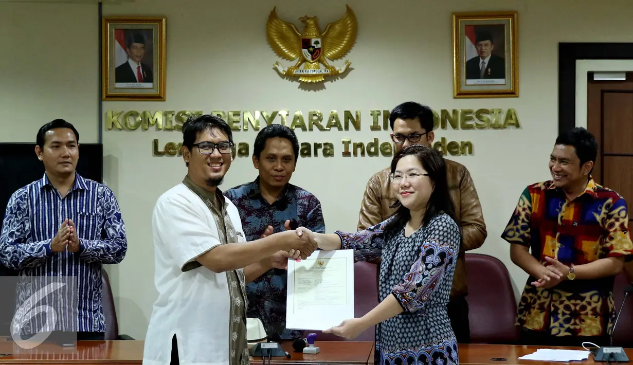 KPI menyerahkan Izin Penyelenggaraan Penyiaran (IPP) kepada salah satu pimpinan dari stasiun televisi swasta di kantor KPI, Jakarta, Jumat (14/10). Izin penyiaran ini berlaku selama sepuluh tahun ke depan. (Liputan6.com/Gempur M Surya)
