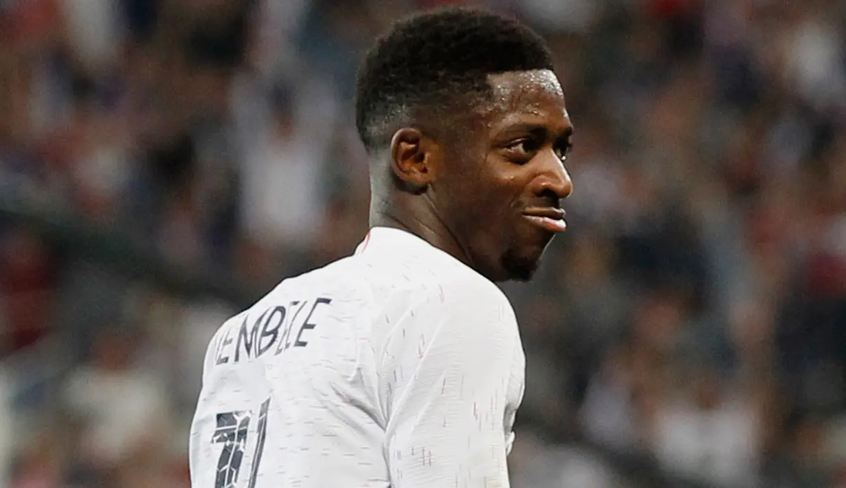 Penyerang Prancis, Ousmane Dembele berselebrasi usai mencetak gol ke gawang Italia pada pertandingan persahabatan di stadion Allianz Riviera di Nice, Prancis selatan (1/6). Prancis menang telak 3-1 atas Italia. (AP Photo / Claude Paris)