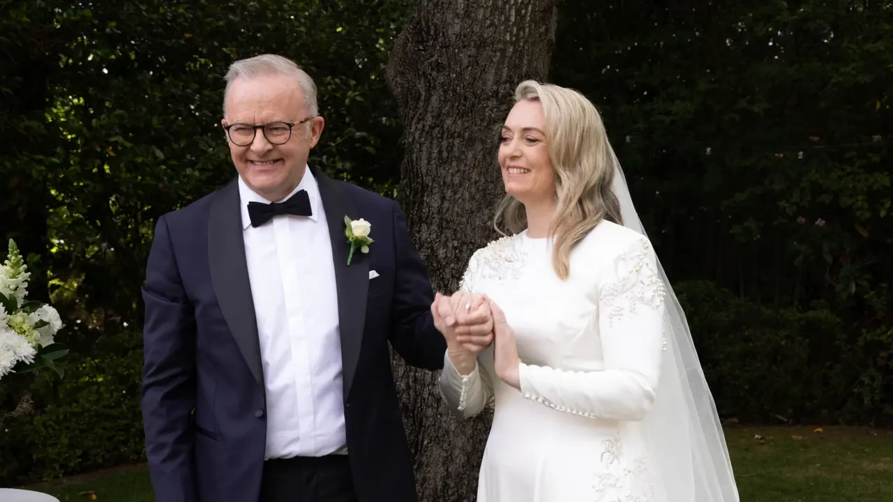 Perdana Menteri Australia Anthony Albanese menikah dengan Jodie Haydon pada Sabtu (29/11/2025) di kediamannya. (Dok. AP News).