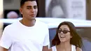 Kourtney Kardashian dan Younes Bendjima pun tak malu-malu memamerkan kemesraan mereka saat kencan di Perancis. (BackGrid/USMagazine)