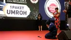 Karyawan Susanti sujud syukur menerima apresiasi berupa paket umroh pada acara Golden Heart Award di Lippo Mall Puri, Jakarta, Rabu (13/3). Apresiasi tersebut digelar sebagai bentuk penemuan barang pengunjung yang tertinggal. (Liputan6.com/Fery Pradolo)