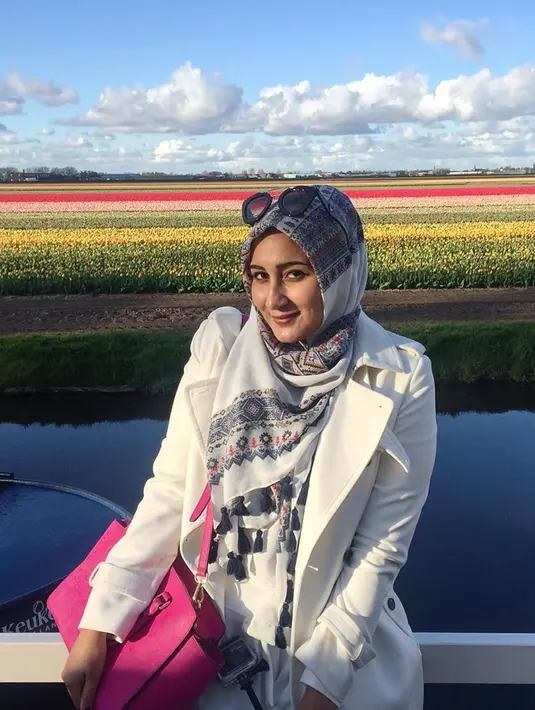 Tidak sedikit orang menyebut wajah Tania Nadira mirip dengan artis terkenal India, Kareena Kapoor. Padahal, Tania bukan berasal dari keturunan India. Namun nyatanya, Tania Nadira memang punya pesona yang membuat kaum Adam terpukau. Tak terkecuali saat tampil berhijab. (Liputan6.com/IG/@tanianadiraa)