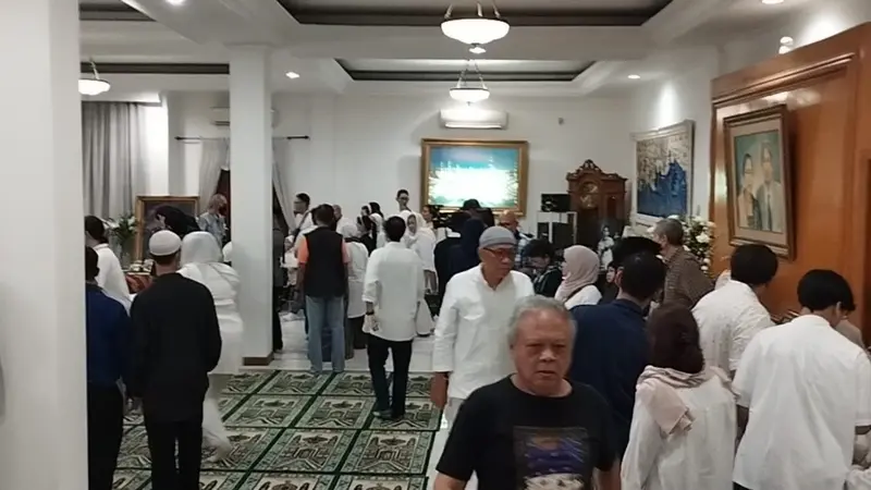 Jenazah Titiek Puspa Tiba di Rumah Duka, Suasana Haru Iringi Kedatangan - News Liputan6.com
