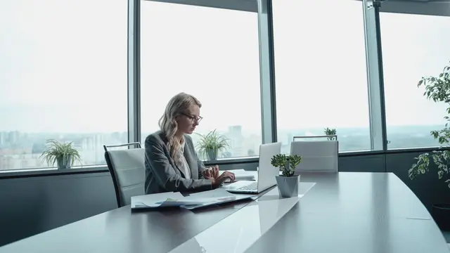 Sibuk Kerja dan Kuliah? Ini Tips Mengatur Waktu untuk Menjalankan Side Hustle