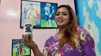 Ibu Nadeo Argawinata, Ninuk Indahsari, dengan produk minuman dari depot Goalkeeper. (Bola.com/Gatot Susetyo)