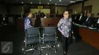 Terdakwa kasus korupsi pengadaan proyek e-KTP, Irman dan Sugiharto, usai menjalani sidang perdana di Pengadilan Tipikor Jakarta, Kamis (9/3). Keduanya menegaskan tidak akan mengajukan eksepsi atas dakwaan yang dibacakan JPU KPK (Liputan6.com/Helmi Afandi)