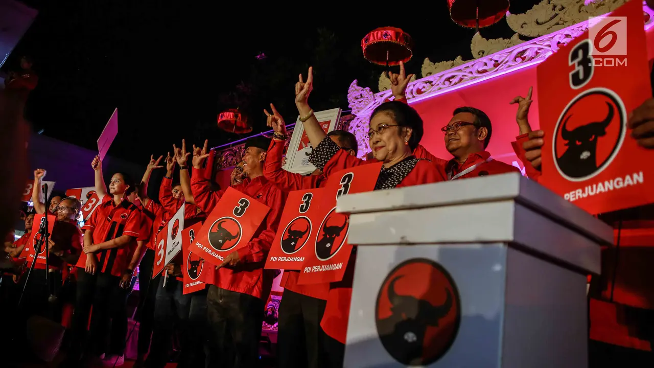 Megawati Sukarnoputri Salam Tiga Jari