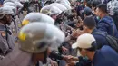 Massa dari Badan Eksekutif Mahasiswa Seluruh Indonesia (BEM SI) bersalaman dengan polisi saat aksi unjuk rasa di sekitar DPR RI, Jakarta, Selasa (1/10/2019). Aksi damai itu berakhir dengan mahasiswa yang bersalaman dan membagikan bunga kepada para polisi yang berjaga (Liputan6.com/Immanuel Antonius)