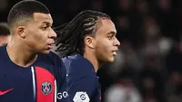 Ethan Mbappe (kanan) mendapatkan debut bersama Paris Saint-Germain, Kamis (21/12/2023) dini hari WIB. (AFP/Franck Fife)