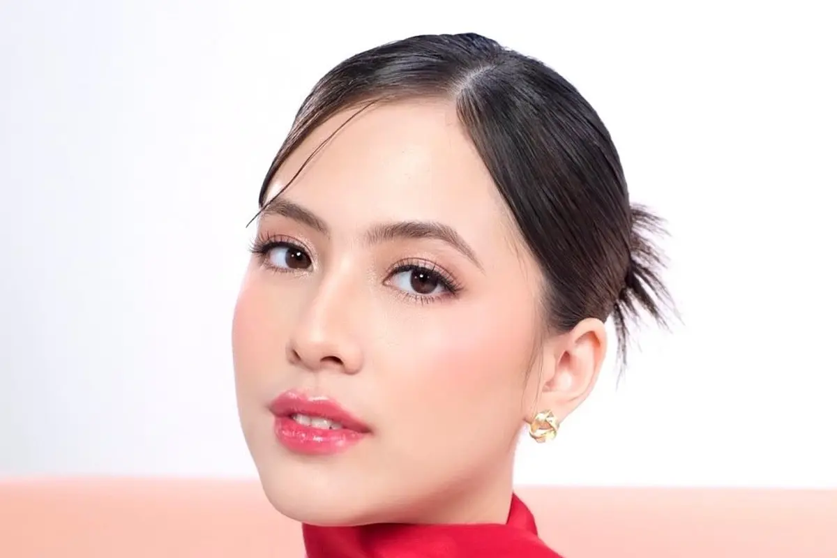 Rahasia di Balik Tampilan Flawless Glowing Zara Adhisty, Cuma Sekali Tap Pakai Cushion Brand Lokal