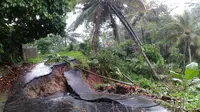 Longsor di Desa Kalikesur sepanjang 25 meter isolasi Desa Windujaya. (Foto: Liputan6.com/BPBD Banyumas/Muhamad Ridlo).