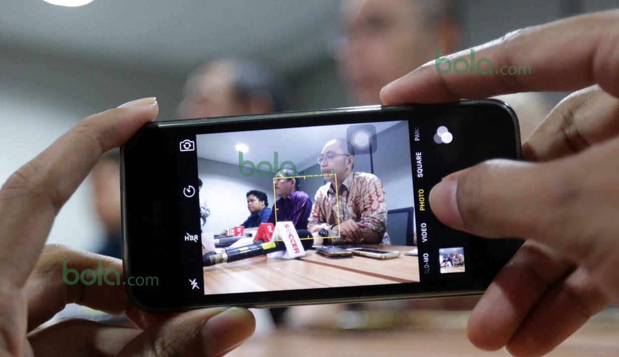 Direktur Hukum PSSI, Aristo Pangaribuan (kanan) dan Tim Pembela PSSI Togar Manahan Nero (2kanan) memberikan pernyataan pers terkait putusan MA yang menolak kasasi Kemenpora di kantor PSSI, Senayan, Jakarta, Selasa (8/3/2016). )Bola.com/Nicklas Hanoatubun)
