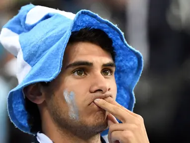 Ekspresi suporter Argentina setelah timnas mereka dikalahkan Kroasia pada penyisihan Grup D Piala Dunia 2018 di Nizhny Novgorod Stadium, Nizhny Novgorod, Rusia, Kamis (21/6). Pertandingan berakhir dengan skor 0-3. (Dimitar DILKOFF/AFP)