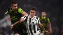 Striker Juventus, Paulo Dybala, berusaha melewati bek Sporting Lisbon, Sebastien Coates, pada laga Liga Champions di Stadion Allianz, Turin, Rabu (18/10/2017). Juventus menang 2-1 atas Sporting. (AFP/Marco Bertorello)