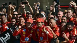 Raihan Charles Leclerc (kiri) diikuti rekan setimnya, Carlos Sainz Jr yang menempati posisi dua Formula Grand Prix 1 Amerika Serikat 2024. (Patrick T. Fallon/AFP)