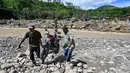 Keberadaan tali sling menjadi urat nadi bagi sejumlah desa di Kecamatan Ketol, Aceh Tengah, di antaranya Desa Kekuyang, Burlah, Bintang Pepara, dan Buge Ara. Tampak dalam foto, warga mengangkut sepeda motor menggunakan tali untuk menyeberangi sungai setelah banjir bandang yang menghancurkan desa-desa di sekitarnya di Ketol, provinsi Aceh, pada Selasa 6 Januari 2026. (CHAIDEER MAHYUDDIN/AFP)