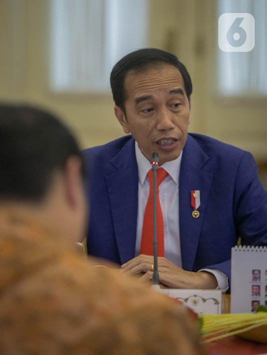 Presiden Joko Widodo memimpin rapat terbatas di Istana Kepresidenan Bogor, Jakarta, Selasa (4/2/2020). Jokowi menegaskan, pemerintah telah mengambil langkah-langkah tegas dalam mencegah penyebaran virus corona di Indonesia. (Liputan6.com/Faizal Fanani)
