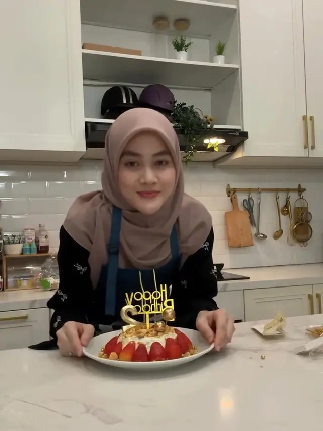 Henny Rahman Pilih Buat Kue Ulang Tahun Sendiri untuk Sang Putra. (instagram/hennyyrahman)