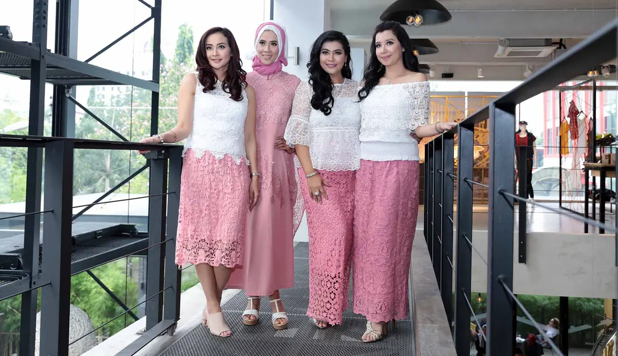 Bening saat merilis single baru di kawasan T.B. Simatupang, Jakarta Selatan, Jumat (7/7/2017). Grup vokal New Bening beranggotakan empat perempuan diantaranya Dewi Murniaty, Ditasiani Oktovie, Vera Hernita, dan Mita Melanie. (Deki Prayoga/Bintang.com)