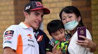 Pebalap Honda Repsol, Marc Marquez, selfie bersama penggemarnya saat mendatangi paddock di Sirkuit Motegi, Tochigi Prefecture, Kamis (12/10/2017). MotoGP Jepang akan bergulir pada Minggu ini. (AFP/Toshifumi Kitamura)