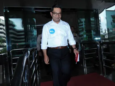 Walikota Bandung Ridwan Kamil berjalan keluar Gedung KPK, Jakarta, Selasa (24/11). Kedatangan pria yang akrab Emil ini untuk mengkoordinasikan penyelenggaraan Festival Hari Antikorupsi 2015 di Bandung pada Desember mendatang. (Liputan6.com/Helmi Afandi)