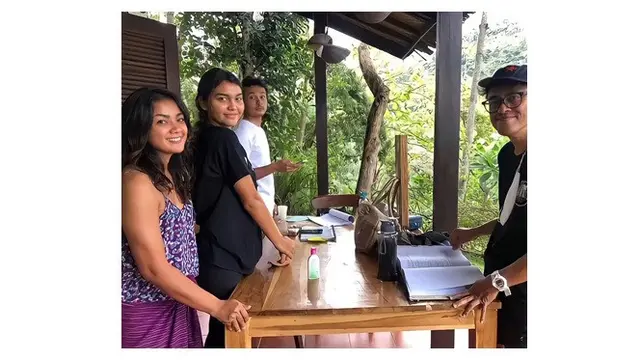 7 Potret Kebersamaan Nicholas Saputra dan Caitlin North Lewis, Curi Perhatian Netizen