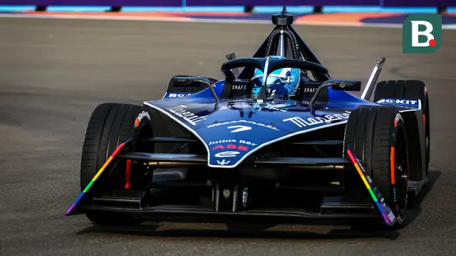 Foto: Manuver Para Pebalap Formula E saat Jajal Jakarta Intenational E-Prix Circuit pada Sesi Latihan Bebas