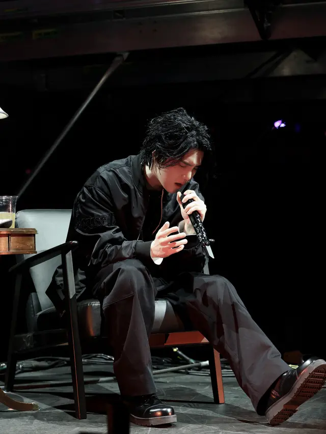 Dua busana Suga BTS untuk konser solo dibuat langsung oleh Valentino, credit: Tim Suga