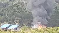 Kelompok bersenjata di Papua kembali berulah. Mereka membakar gedung SMP Negeri Serambakom, Kabupaten Pegunungan Bintang, Papua, Selasa (14/12/2021). (Liputan6.com/ Istimewa)