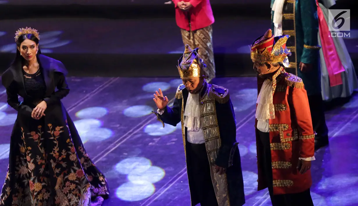 Sejumlah pemain berakting saat tampil dalam teater musikal bertajuk "Satyam Eva Jataye" di Taman Ismail Marzuki, Jakarta Pusat, Selasa (23/1). (Liputan6.com/Faizal Fanani)